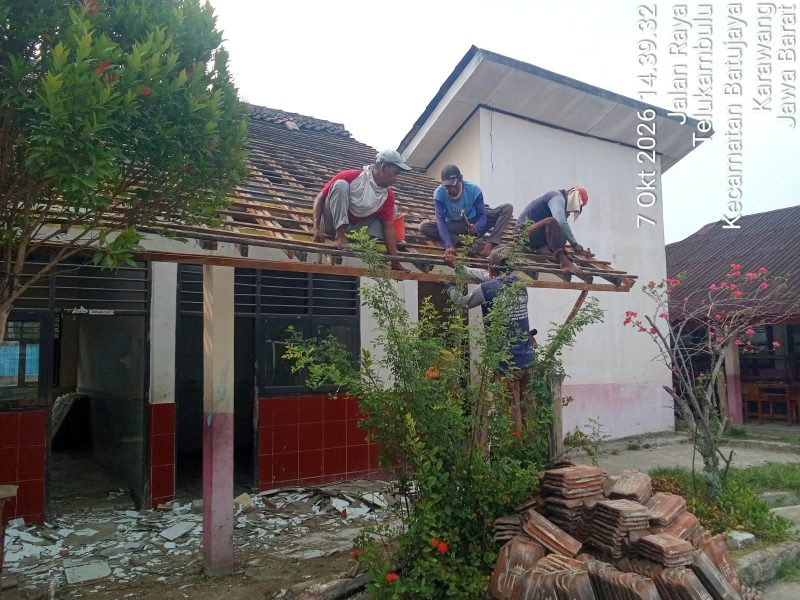 Dokumentasi : Sejumlah pekerja terlihat melakukan pekerjaan di bagian atap bangunan tanpa menggunakan alat pelindung diri (APD) yang memadai.