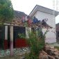 Dokumentasi : Sejumlah pekerja terlihat melakukan pekerjaan di bagian atap bangunan tanpa menggunakan alat pelindung diri (APD) yang memadai.