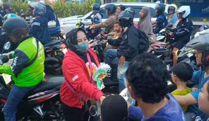 Kelompok relawan DPC FOREDER Kabupaten Karawang yang dipimpin langsung oleh ketuanya, Wariyanti Badriyah atau yang akrab disapa (Mpok), turun langsung kejalan membagikan masker kepada para pengguna jalan yang melintasi jalan tuparev, minggu (11/10).