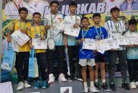 Kejurkab PBSI Karawang 2026 resmi berakhir dengan melahirkan 14 atlet terbaik yang berhasil meraih gelar juara di berbagai kategori pada Minggu (11/10/2026).