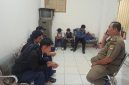 Sejumlah siswa SMP yang diduga bolos sekolah terjaring patroli Satuan Polisi Pamong Praja (Satpol PP) bersama MP Kecamatan Rengasdengklok saat berada di sebuah warung di kawasan Bojong Tugu, Kecamatan Rengasdengklok, Kabupaten Karawang Pada,Selasa (13/10/2026).