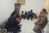 Sejumlah siswa SMP yang diduga bolos sekolah terjaring patroli Satuan Polisi Pamong Praja (Satpol PP) bersama MP Kecamatan Rengasdengklok saat berada di sebuah warung di kawasan Bojong Tugu, Kecamatan Rengasdengklok, Kabupaten Karawang Pada,Selasa (13/10/2026).