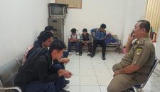 Sejumlah siswa SMP yang diduga bolos sekolah terjaring patroli Satuan Polisi Pamong Praja (Satpol PP) bersama MP Kecamatan Rengasdengklok saat berada di sebuah warung di kawasan Bojong Tugu, Kecamatan Rengasdengklok, Kabupaten Karawang Pada,Selasa (13/10/2026).