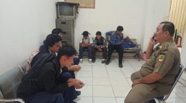 Sejumlah siswa SMP yang diduga bolos sekolah terjaring patroli Satuan Polisi Pamong Praja (Satpol PP) bersama MP Kecamatan Rengasdengklok saat berada di sebuah warung di kawasan Bojong Tugu, Kecamatan Rengasdengklok, Kabupaten Karawang Pada,Selasa (13/10/2026).