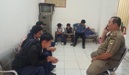 Sejumlah siswa SMP yang diduga bolos sekolah terjaring patroli Satuan Polisi Pamong Praja (Satpol PP) bersama MP Kecamatan Rengasdengklok saat berada di sebuah warung di kawasan Bojong Tugu, Kecamatan Rengasdengklok, Kabupaten Karawang Pada,Selasa (13/10/2026).