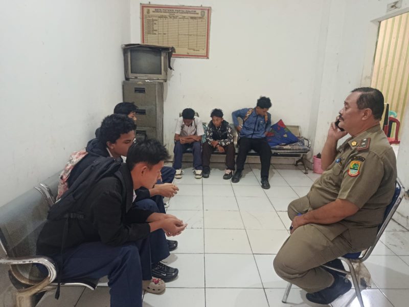 Sejumlah siswa SMP yang diduga bolos sekolah terjaring patroli Satuan Polisi Pamong Praja (Satpol PP) bersama MP Kecamatan Rengasdengklok saat berada di sebuah warung di kawasan Bojong Tugu, Kecamatan Rengasdengklok, Kabupaten Karawang Pada,Selasa (13/10/2026).