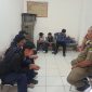 Sejumlah siswa SMP yang diduga bolos sekolah terjaring patroli Satuan Polisi Pamong Praja (Satpol PP) bersama MP Kecamatan Rengasdengklok saat berada di sebuah warung di kawasan Bojong Tugu, Kecamatan Rengasdengklok, Kabupaten Karawang Pada,Selasa (13/10/2026).