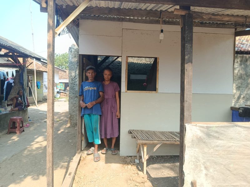 Dokumentasi : Kediaman Rumah Bapa Ata Dan Ibu Lia yang Baru di Susun Krajan Selatan RT 006/RW 003 Desa Karyasari, kecamatan Rengasdengklok, kabupaten Karawang Pada Selasa (13/10/2026).
