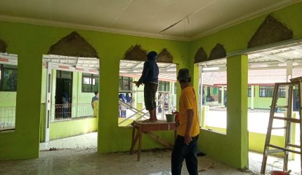 Proyek Rehabilitasi Mushola SMPN l Pakisjaya kabupaten Karawang yang sedang berjalan kini menjadi sorotan publik