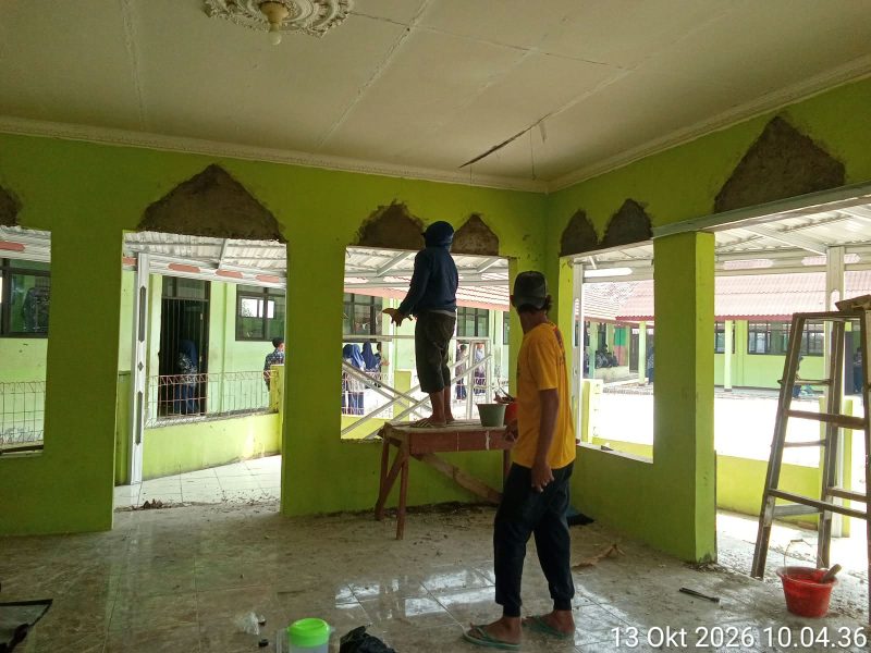 Proyek Rehabilitasi Mushola SMPN l Pakisjaya kabupaten Karawang yang sedang berjalan kini menjadi sorotan publik
