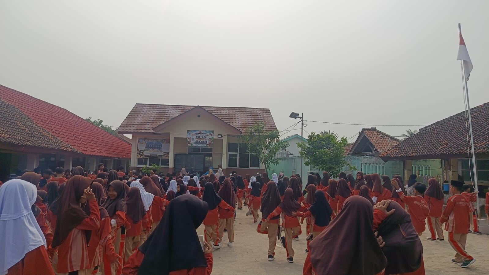 tengah perhatian masyarakat terhadap pembelian buku Lembar Kerja Siswa (LKS) di SDN Gempol Karya I, Kecamatan Tirtajaya, Kabupaten Karawang, muncul penjelasan bahwa penyediaan modul pembelajaran gratis dari Pemerintah Kabupaten Karawang memang belum mencakup seluruh mata pelajaran.