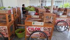 Gerobak cilok, CV Banyu Biru Mendapatkan salah satu bantuan yang disalurkan Pemkab Karawang kepada masyarakat yang kurang mampu agar mereka bisa usaha dan meningkatkan perekonomian keluarga.