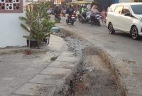 Foto Kondisi proyek pelebaran jalan yang berada di Dusun Krajan II, Desa Sampalan, kecamatan Kutawaluya, kabupaten Karawang