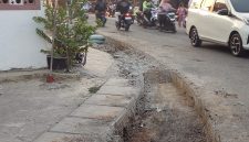 Foto Kondisi proyek pelebaran jalan yang berada di Dusun Krajan II, Desa Sampalan, kecamatan Kutawaluya, kabupaten Karawang