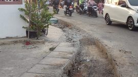 Foto Kondisi proyek pelebaran jalan yang berada di Dusun Krajan II, Desa Sampalan, kecamatan Kutawaluya, kabupaten Karawang 