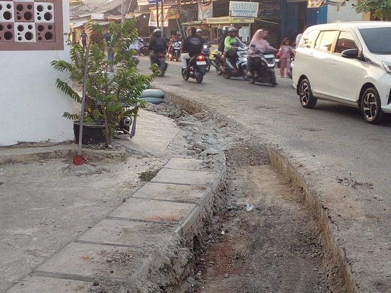 Foto Kondisi proyek pelebaran jalan yang berada di Dusun Krajan II, Desa Sampalan, kecamatan Kutawaluya, kabupaten Karawang 