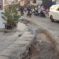 Foto Kondisi proyek pelebaran jalan yang berada di Dusun Krajan II, Desa Sampalan, kecamatan Kutawaluya, kabupaten Karawang 