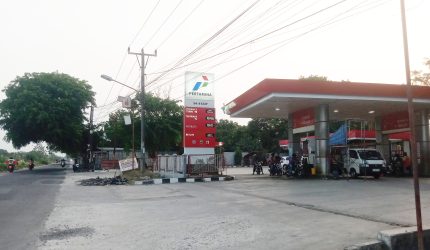Keterangan foto: stasiun pengisian bahan bakar umum (SPBU) Kecamatan Pedes Karawang