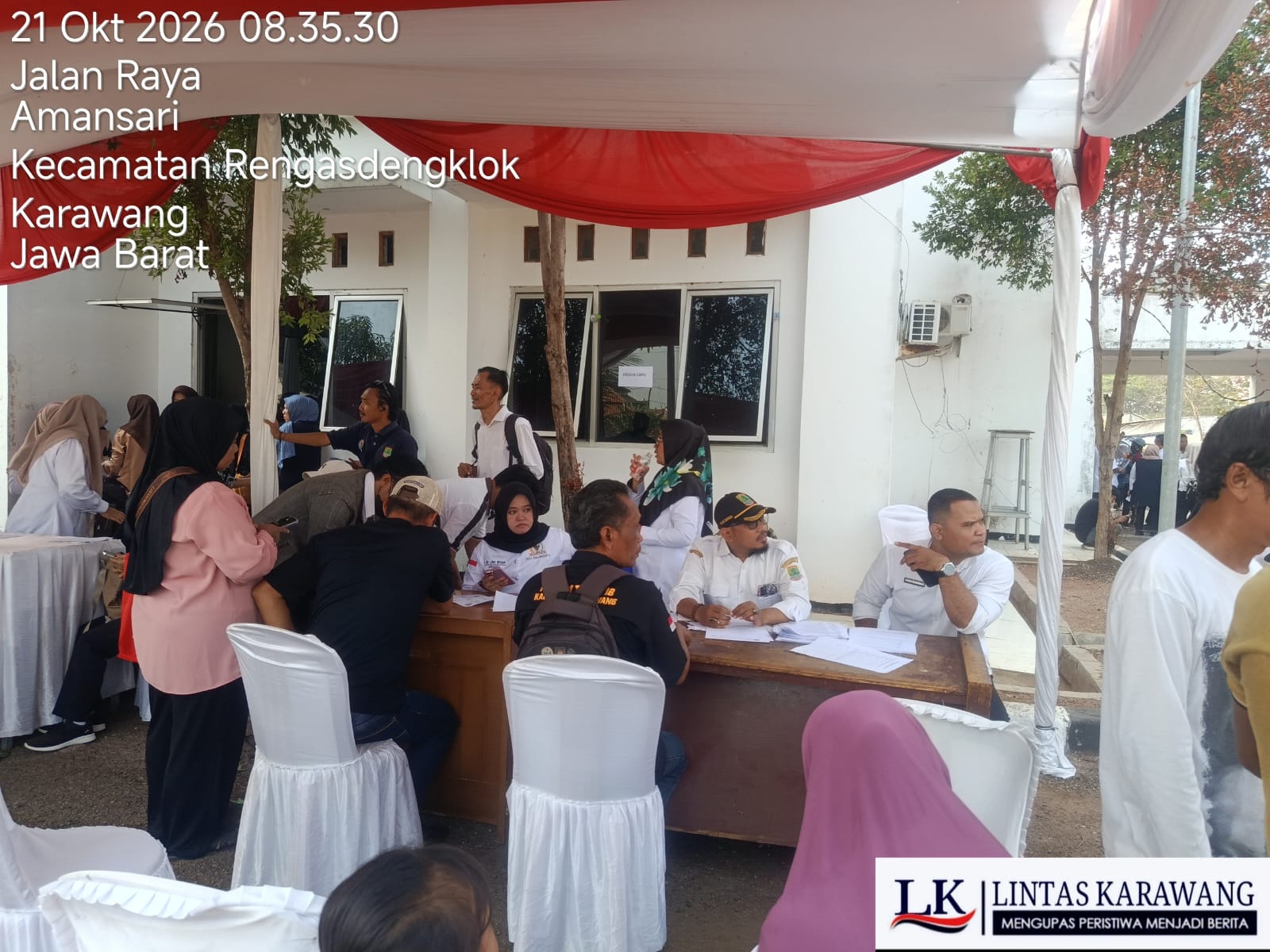 Melalui kegiatan tersebut, masyarakat dapat mengakses berbagai pelayanan dari sejumlah instansi di lingkungan Pemerintah Kabupaten Karawang tanpa harus mendatangi kantor pelayanan masing-masing.