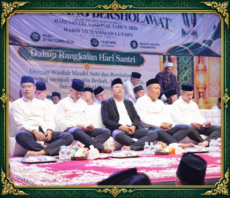 Foto dalam pelaksanaan Karawang Bersholawat yang digelar di halaman Masjid Agung Karawang