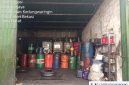 Keberadaan tempat penampungan oli di Dusun Pasangrahan, Desa Waringinjaya, Kecamatan Kedungwaringin, Kabupaten Bekasih, menjadi sorotan setelah muncul keluhan terkait kondisi air kali yang diduga tercemar.