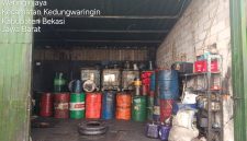 Keberadaan tempat penampungan oli di Dusun Pasangrahan, Desa Waringinjaya, Kecamatan Kedungwaringin, Kabupaten Bekasih, menjadi sorotan setelah muncul keluhan terkait kondisi air kali yang diduga tercemar.