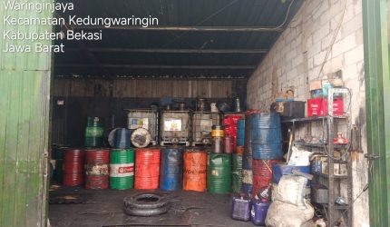Keberadaan tempat penampungan oli di Dusun Pasangrahan, Desa Waringinjaya, Kecamatan Kedungwaringin, Kabupaten Bekasih, menjadi sorotan setelah muncul keluhan terkait kondisi air kali yang diduga tercemar.