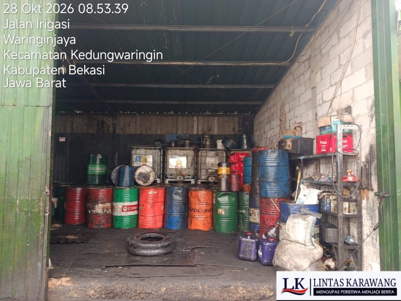 Keberadaan tempat penampungan oli di Dusun Pasangrahan, Desa Waringinjaya, Kecamatan Kedungwaringin, Kabupaten Bekasih, menjadi sorotan setelah muncul keluhan terkait kondisi air kali yang diduga tercemar.