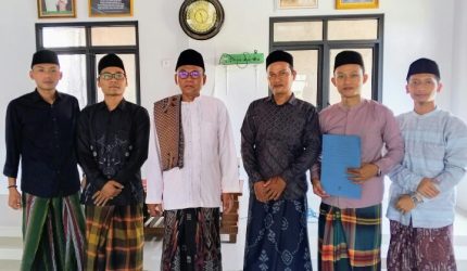 Keterangan foto: pengurus Pondok Pesantren Qorro Abadan Babussalam