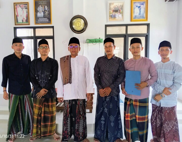 Keterangan foto: pengurus Pondok Pesantren Qorro Abadan Babussalam
