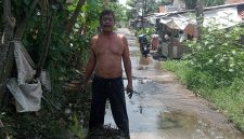 Sejumlah ketua RT bersama perangkat Desa Rengasdengklok Selatan, Kepala Dusun, serta warga menggelar kerja bakti untuk membendung aliran air yang meluap ke arah permukiman di Dusun Warudoyong Selatan, Desa Rengasdengklok Selatan, Kecamatan Rengasdengklok, Kabupaten Karawang, pada Sabtu (31/10/2026).
