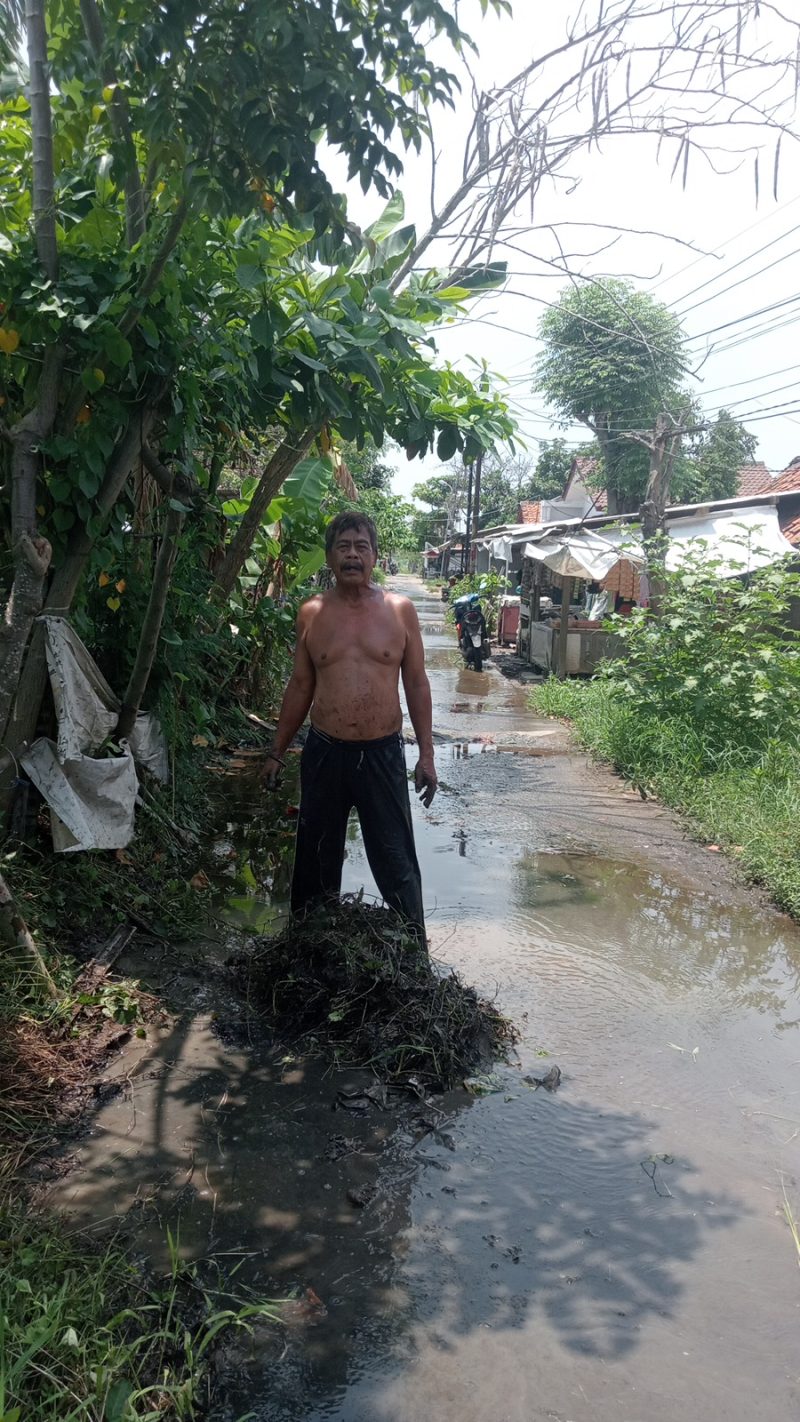 Sejumlah ketua RT bersama perangkat Desa Rengasdengklok Selatan, Kepala Dusun, serta warga menggelar kerja bakti untuk membendung aliran air yang meluap ke arah permukiman di Dusun Warudoyong Selatan, Desa Rengasdengklok Selatan, Kecamatan Rengasdengklok, Kabupaten Karawang, pada Sabtu (31/10/2026).