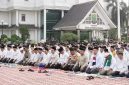 Dokumentasi : Menghadapi musim kemarau panjang yang berdampak di sejumlah wilayah, Pemerintah Kabupaten (Pemkab) Karawang menggelar Salat Istisqa secara berjamaah di Plaza Pemda Karawang, Jumat (02/10/2026) pagi.
