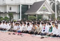Dokumentasi : Menghadapi musim kemarau panjang yang berdampak di sejumlah wilayah, Pemerintah Kabupaten (Pemkab) Karawang menggelar Salat Istisqa secara berjamaah di Plaza Pemda Karawang, Jumat (02/10/2026) pagi.