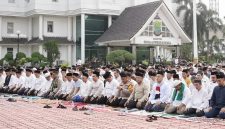 Dokumentasi : Menghadapi musim kemarau panjang yang berdampak di sejumlah wilayah, Pemerintah Kabupaten (Pemkab) Karawang menggelar Salat Istisqa secara berjamaah di Plaza Pemda Karawang, Jumat (02/10/2026) pagi.