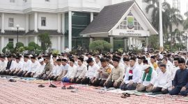 Dokumentasi : Menghadapi musim kemarau panjang yang berdampak di sejumlah wilayah, Pemerintah Kabupaten (Pemkab) Karawang menggelar Salat Istisqa secara berjamaah di Plaza Pemda Karawang, Jumat (02/10/2026) pagi.