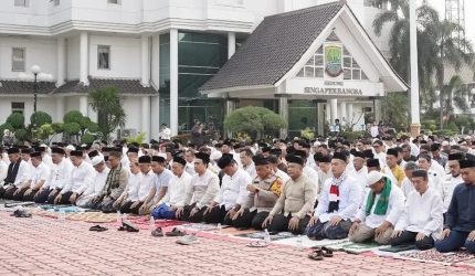 Dokumentasi : Menghadapi musim kemarau panjang yang berdampak di sejumlah wilayah, Pemerintah Kabupaten (Pemkab) Karawang menggelar Salat Istisqa secara berjamaah di Plaza Pemda Karawang, Jumat (02/10/2026) pagi.
