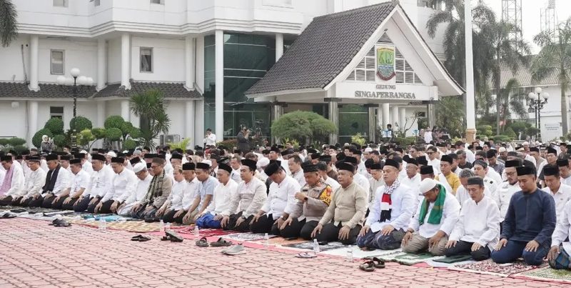 Dokumentasi : Menghadapi musim kemarau panjang yang berdampak di sejumlah wilayah, Pemerintah Kabupaten (Pemkab) Karawang menggelar Salat Istisqa secara berjamaah di Plaza Pemda Karawang, Jumat (02/10/2026) pagi.