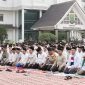 Dokumentasi : Menghadapi musim kemarau panjang yang berdampak di sejumlah wilayah, Pemerintah Kabupaten (Pemkab) Karawang menggelar Salat Istisqa secara berjamaah di Plaza Pemda Karawang, Jumat (02/10/2026) pagi.