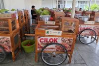 Gerobak cilok, CV Banyu Biru Mendapatkan salah satu bantuan yang disalurkan Pemkab Karawang kepada masyarakat yang kurang mampu agar mereka bisa usaha dan meningkatkan perekonomian keluarga.