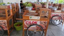 Gerobak cilok, CV Banyu Biru Mendapatkan salah satu bantuan yang disalurkan Pemkab Karawang kepada masyarakat yang kurang mampu agar mereka bisa usaha dan meningkatkan perekonomian keluarga.