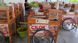 Gerobak cilok, CV Banyu Biru Mendapatkan salah satu bantuan yang disalurkan Pemkab Karawang kepada masyarakat yang kurang mampu agar mereka bisa usaha dan meningkatkan perekonomian keluarga.