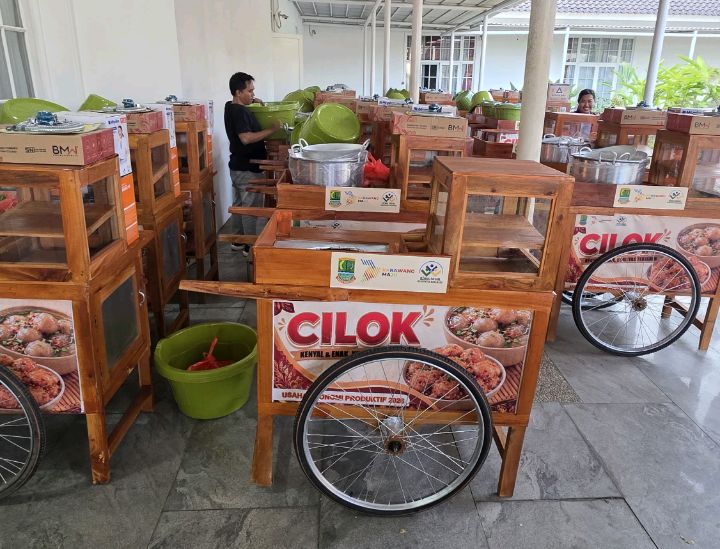 Gerobak cilok, CV Banyu Biru Mendapatkan salah satu bantuan yang disalurkan Pemkab Karawang kepada masyarakat yang kurang mampu agar mereka bisa usaha dan meningkatkan perekonomian keluarga.