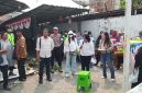 Puluhan nasabah mendatangi kantor LKM Karawang di Jalan Arief Rahman Hakim Nomor 68, Niaga, Kabupaten Karawang, untuk menyampaikan protes sekaligus menuntut kepastian pengembalian dana. Mereka mengaku kecewa karena simpanan yang dikumpulkan sedikit demi sedikit tidak dapat diambil ketika dibutuhkan. Jum'at, (23/10/2026).