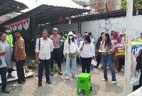 Puluhan nasabah mendatangi kantor LKM Karawang di Jalan Arief Rahman Hakim Nomor 68, Niaga, Kabupaten Karawang, untuk menyampaikan protes sekaligus menuntut kepastian pengembalian dana. Mereka mengaku kecewa karena simpanan yang dikumpulkan sedikit demi sedikit tidak dapat diambil ketika dibutuhkan. Jum'at, (23/10/2026).