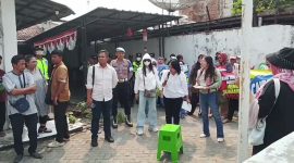 Puluhan nasabah mendatangi kantor LKM Karawang di Jalan Arief Rahman Hakim Nomor 68, Niaga, Kabupaten Karawang, untuk menyampaikan protes sekaligus menuntut kepastian pengembalian dana. Mereka mengaku kecewa karena simpanan yang dikumpulkan sedikit demi sedikit tidak dapat diambil ketika dibutuhkan. Jum'at, (23/10/2026).