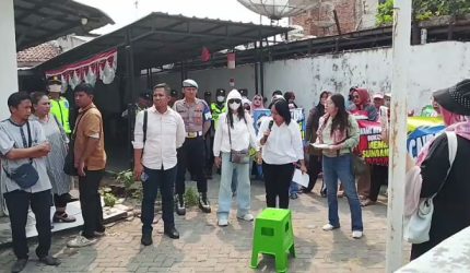 Puluhan nasabah mendatangi kantor LKM Karawang di Jalan Arief Rahman Hakim Nomor 68, Niaga, Kabupaten Karawang, untuk menyampaikan protes sekaligus menuntut kepastian pengembalian dana. Mereka mengaku kecewa karena simpanan yang dikumpulkan sedikit demi sedikit tidak dapat diambil ketika dibutuhkan. Jum'at, (23/10/2026).